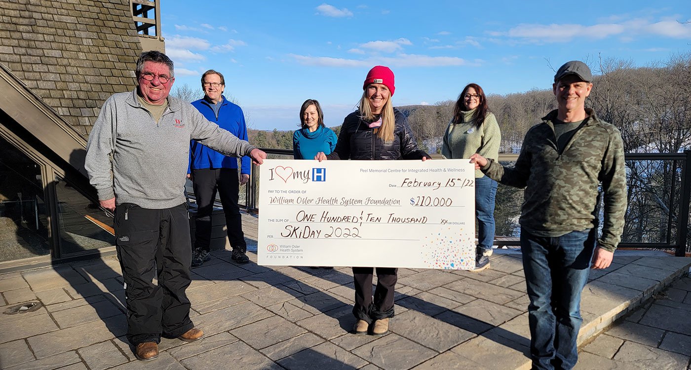 Members of the 2022 Ski Day Committee (front row holding cheque, l-r) Brampton City Councillor, Doug Whillans; Jennifer Vivian, City of Brampton; and Committee Co-Chair Mark Yarranton, KLM Planning Partners Inc. are joined by (back row, l-r) Ken Mayhew, President and CEO, Osler Foundation; Mary Watson, Manager, Community Giving, Osler Foundation; and Shelagh Barry, Director, Community Giving, Osler Foundation.