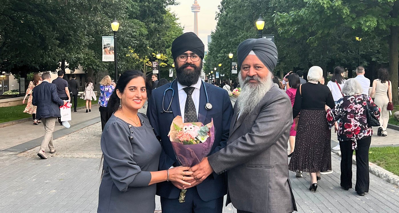Sahib Singh Madahar (centre) poses for a photo with his parents (l-r) Manjinder Kaur and Sarbjit Singh